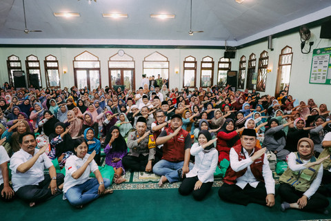 Menteri Sosial Saifullah Yusuf (Gus Ipul) dan Wakil Menteri Sosial Agus Jabo Priyono melakukan Safari Ramadan di Masjid Agung Al Jali, Desa Bungur, Kecamatan Sukomoro, Kabupaten Nganjuk, Jawa Timur, Minggu (9/3/2025). Foto: Kemensos RI