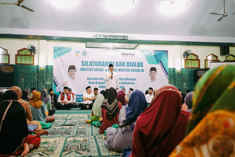 Menteri Sosial Saifullah Yusuf (Gus Ipul) melakukan Safari Ramadan di Masjid Agung Al Jali, Desa Bungur, Kecamatan Sukomoro, Kabupaten Nganjuk, Jawa Timur, Minggu (9/3/2025). Foto: Kemensos RI