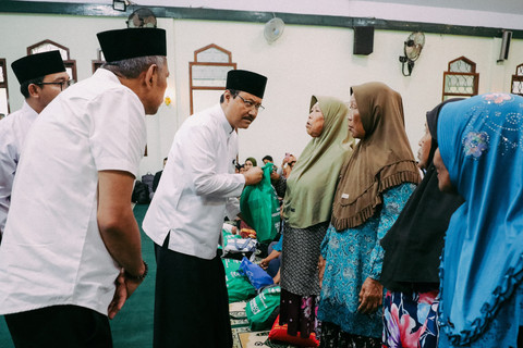 Menteri Sosial Saifullah Yusuf (Gus Ipul) dan Wakil Menteri Sosial Agus Jabo Priyono melakukan Safari Ramadan di Masjid Agung Al Jali, Desa Bungur, Kecamatan Sukomoro, Kabupaten Nganjuk, Jawa Timur, Minggu (9/3/2025). Foto: Kemensos RI