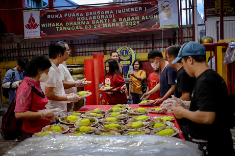 Panitia membagikan makanan untuk buka puasa di Vihara Dharma Bakti, Petak Sembilan, Jakarta, Minggu (9/3/2025). Foto: Jamal Ramadhan/kumparan