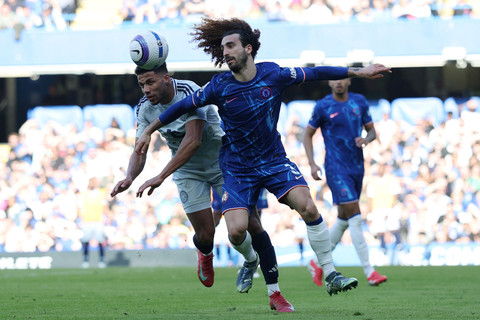 Pemain Chelsea Marc Cucurella berebut bola dengan pemain Leicester City James Justin pada pertandingan Liga Inggris di Stamford Bridge, London, Inggris, Minggu (9/3/2025). Foto: Paul Childs/REUTERS