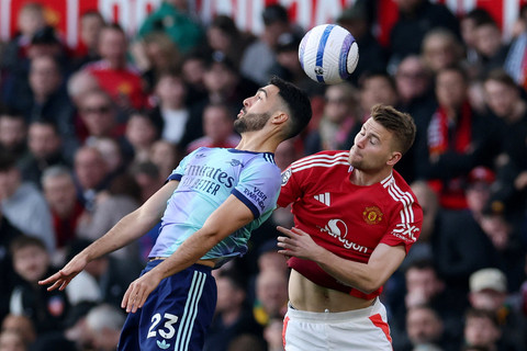Pemain Manchester United Matthijs de Ligt berebut bola dengan pemain Arsenal Mikel Merino pada pertandingan Liga Inggris di Old Trafford, Manchester, Inggris, Minggu (9/3/2026). Foto: Phil Noble/REUTERS