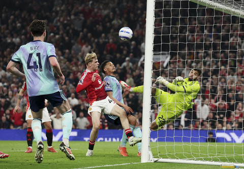 David Raya dari Arsenal melakukan penyelamatan pada pertandingan Liga Inggris antara Manchester United vs Arsenal di Old Trafford, Manchester, Inggris, Minggu (9/3/2025) malam WIB. Foto: Phil Noble/REUTERS