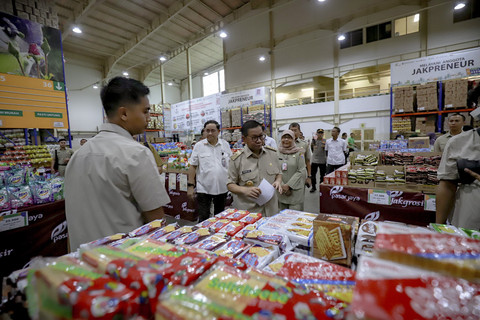 Gubernur DKI Jakarta Pramono Anung meninjau Pasar Induk Kramat Jati, Jakarta, Senin (10/3/2025). Foto: Jamal Ramadhan/kumparan