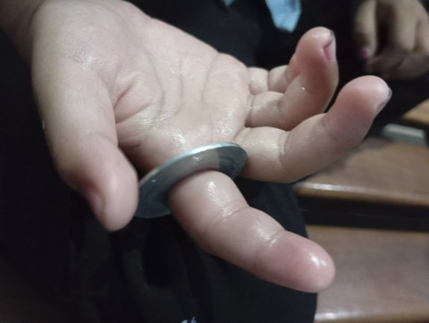 Momen petugas damkar Surabaya selamatkan jari bocah yang nyangkut di ring baut. Foto: Dok. Command Center 112 Surabaya