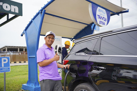 Pelanggan sedang melakukan pengisian daya kendaraan listrik di Stasiun Pengisian Kendaraan Listrik Umum (SPKLU) di Rest Area KM 575A Ruas Tol Solo-Ngawi, Ngawi, Jawa Timur. Foto: Dok. PLN