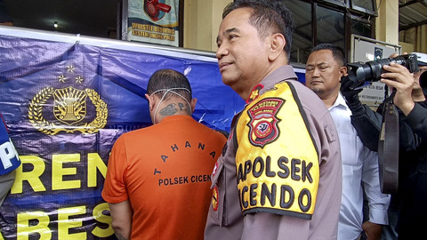 RD, maling motor di lingkungan Rumah Sakit di Bandung dihadirkan dalam konferensi pers di Polsek Cicendo, Senin (10/3/2025). Foto: Robby Bouceu/kumparan