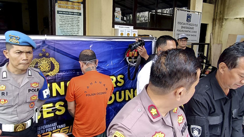RD, maling motor di lingkungan Rumah Sakit di Bandung dihadirkan dalam konferensi pers di Polsek Cicendo, Senin (10/3/2025). Foto: Robby Bouceu/kumparan