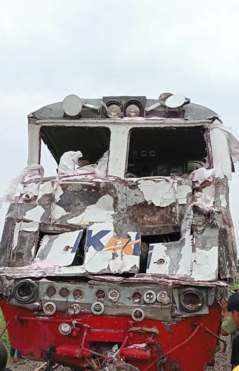 Sebuah truk menemper Kereta Api (KA) Kertanegara 167 relasi Stasiun Malang-Purwokerto di KM 175+4 Kecamatan Ngadiluwih, Kabupaten Kediri, Senin (10/3/2025). Foto: Dok. Daop 7 Madiun