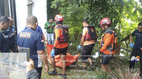 Mayat wanita tanpa identitas ditemukan mengapung di Sungai Jagir, tepatnya di Jalan Jagir Wonokromo, Kecamatan Wonokromo, Surabaya, Senin (10/3/2025). Foto: Dok. BPBD Surabaya
