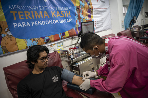 Petugas PMI (kanan) memasangkan jarum suntik saat melakukan transfusi darah pendonor di Unit Donor Darah (UDD) PMI Kota Semarang, Semarang, Jawa Tengah, Senin (10/3/2025). Foto: Aprillio Akbar/ANTARA FOTO