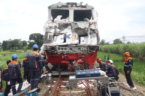 Sejumlah petugas mengevakuasi Kereta Api Kertanegara yang mengalami kecelakaan di Ngadiluwih, Kabupaten Kediri, Jawa Timur, Senin (10/3/2025). Foto: Prasetia Fauzani/ANTARA FOTO