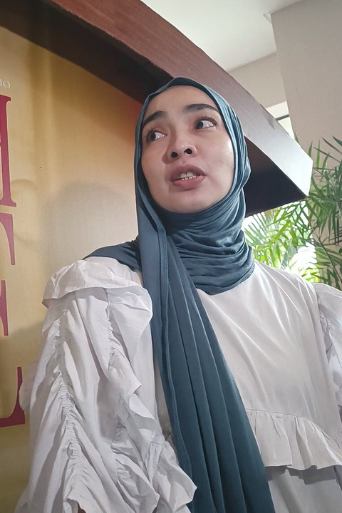 Tika Bravani dalam konferensi pers film Rumah Untuk Alie di XXI Epicentrum, Jakarta Selatan, Senin (10/3/2025). Foto: Giovanni/kumparan