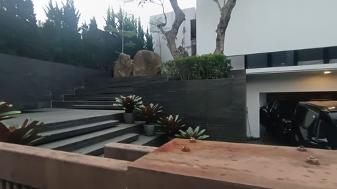 Suasana depan rumah Ridwan Kamil di Jalan Gunung Kencana, Kelurahan Ciumbuleuit, Kecamatan Cidadap, pada Senin (10/3/2025). Foto: Robby Bouceu/kumparan