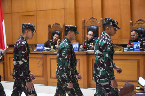 Tiga prajurit TNI AL terdakwa kasus pembunuhan bos rental mobil Kelasi Kepala Bambang Apri Atmojo, Sertu Akbar Adli, dan Sertu Rafsin Hermawan saat sidang dengan agenda pembacaan tuntutan di Pengadilan Militer II-08, Jakarta Timur, Senin (10/3/2025). Foto: Indrianto Eko Suwarso/ANTARA FOTO
