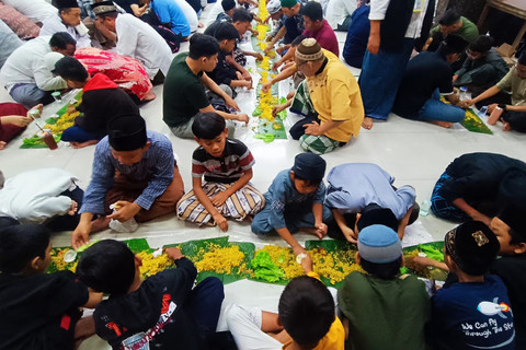 Suasana bukber ala Megibung di Masjid Baitul Makmur, Perumahan Monang-Maning, Desa Tegal Harum, Kota Denpasar, Bali, Senin (10/3/2025). Foto: Denita BR Matondang/kumparan