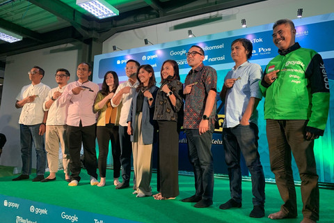 Menkomdigi Meutya Hafid bersama jajaran direksi GoTo dalam acara Kopdar bersama Mitra Driver Gojek x Judi Pasti Rugi di Kantor Gojek Jalan Kemang Timur, Jakarta, Senin (10/3/2025). Foto: Luthfi Humam/kumparan