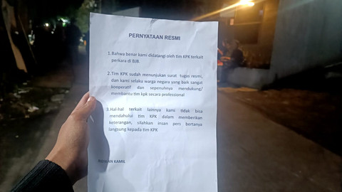 Pernyataan resmi Ridwan Kamil terkait penggeledahan KPK ke rumahnya di Jalan Gunung Kencana, Ciumbuleuit, Cidadap, Kota Bandung, Senin (10/3/2025). Foto: Robby Bouceu/kumparan
