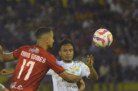 Pesepak bola Semen Padang FC Bruno Gomes (kiri) berebut bola dengan pemain Persib Bandung Robi Darwis (kanan), pada lanjutan BRI Liga 1 di Stadion H Agus Salim Padang, Sumatera Barat, Senin (10/3/2025). Foto: Iggoy el Fitra/ANTARA FOTO