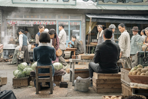 Momen saat Ae-sun dan Gwan-sik berjualaln di drama When Life Gives You Tangerines. Foto: Dok. Netflix