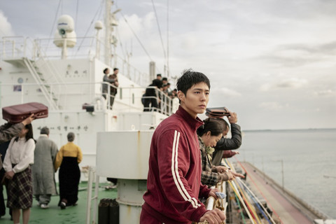 Momen Gwan-sik yang akan pergi dari kampungnya. Lalu ia mendengar sayup-sayup suara Ae-sun memanggil dalam potongan drama When Life Gives You Tangerines. Foto: Dok. Netflix