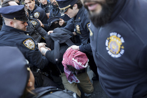 Seorang demonstran ditahan oleh petugas polisi dalam sebuah aksi protes di Universitas Columbia, di Foley Square, New York City, AS, Selasa (11/3/2025). Foto: Jeenah Moon/REUTERS