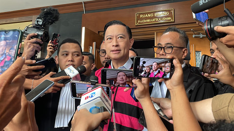 Eks Menteri Perdagangan Thomas Trikasih Lembong atau Tom Lembong, menjawab pertanyaan wartawan usai menjalani sidang lanjutan kasus importasi gula, di Pengadilan Tipikor Jakarta, Selasa (11/3/2025). Foto: Fadhil Pramudya/kumparan