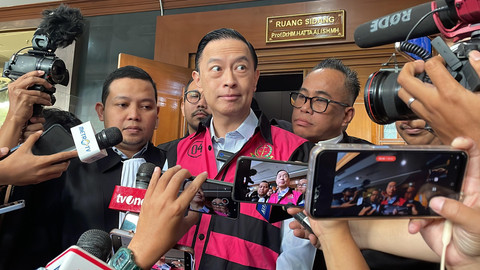 Eks Menteri Perdagangan Thomas Trikasih Lembong atau Tom Lembong, menjawab pertanyaan wartawan usai menjalani sidang lanjutan kasus importasi gula, di Pengadilan Tipikor Jakarta, Selasa (11/3/2025). Foto: Fadhil Pramudya/kumparan
