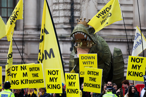 Boneka dinosaurus bernama Chuck the Rex berdiri sebagai bagian dari kampanye anti-monarki oleh organisasi Republic, di seberang Westminster Abbey, tempat keluarga kerajaan akan menghadiri upacara Commonwealth Day di London, Inggris, 10 Maret 2025. Foto: REUTERS/Isabel Infantes