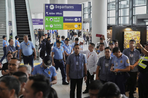 Petugas keamanan berpatroli di bandara setelah mantan Presiden Rodrigo Duterte ditangkap di Manila, Filipina, Selasa (11/3/2025). Foto: Aaron Favila/AP Photo