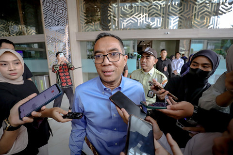 Mendiktisaintek Brian Yuliarto (tengah) di depan Kantor Kemendiktisaintek, Jakarta, Selasa (11/3/2025).   Foto: Jamal Ramadhan/kumparan