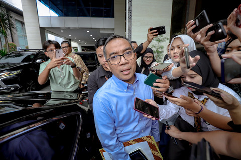 Mendiktisaintek Brian Yuliarto (tengah) di depan Kantor Kemendiktisaintek, Jakarta, Selasa (11/3/2025). Foto: Jamal Ramadhan/kumparan