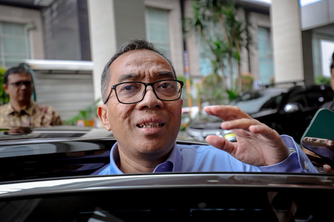 Mendiktisaintek Brian Yuliarto (tengah) di depan Kantor Kemendiktisaintek, Jakarta, Selasa (11/3/2025).
Foto: Jamal Ramadhan/kumparan