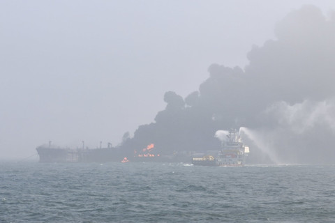 Asap dan api mengepul dari tabrakan antara kapal tanker minyak dan kapal kargo di lepas pantai timur laut Inggris, Senin (10/3/2025). Foto: BARTOSZ SMIALEK/via REUTERS