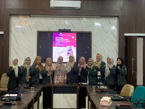 Kader Ikatan Pelajar Putri Nahdlatul Ulama (IPPNU) Jawa Timur siap menjadi kontributor paper di Journal of Islamic Youth (JIY). Foto: Dok. Basra