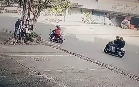 Rekaman CCTV saat dua pelaku jambret merampas tas korban di Jalan Juanda Pontianak. Foto: Dok. Instagram @tkppontianak