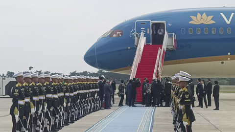 Presiden Republik Indonesia Prabowo Subianto melepas langsung kepulangan Sekjen Partai Komunis Vietnam, To Lam. Ia melepas To Lam dari Lanud Halim Perdanakusuma, Jakarta Timur, Selasa (11/3/2025). Foto: Zamachsyari/kumparan