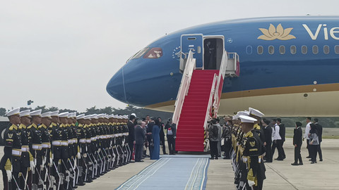 Presiden Republik Indonesia Prabowo Subianto melepas langsung kepulangan Sekjen Partai Komunis Vietnam, To Lam. Ia melepas To Lam dari Lanud Halim Perdanakusuma, Jakarta Timur, Selasa (11/3/2025). Foto: Zamachsyari/kumparan