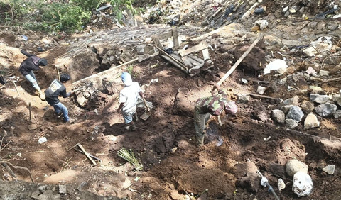 Tembok penahan tanah (TPT) yang longsor diperbaiki di TPU Nagrog, Kecamatan Ujungberung, Selasa (11/3/2025). Foto: Robby Bouceu/kumparan