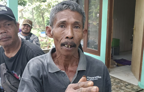Entis (56) pengurus makam di TPU Nagrog Ujungberung Bandung. Foto: Robby Bouceu/kumparan