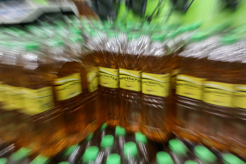 Barang bukti minyak goreng Minyakita ditampilkan saat konferensi pers terkait produk minyak goreng Minyakita isi tidak sesuai kemasan di Lobby Bareskrim Polri, Jakarta, Selasa (11/3/2025). Foto: Asprilla Dwi Adha/ANTARA FOTO