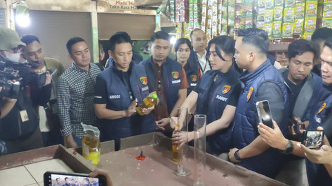 Satgas Pangan Polda Metro Jaya saat melakukan sidak ke Pasar Kemayoran, Jakarta Pusat, pada Selasa (11/3/2025). Foto: Rachmadi Rasyad/kumparan