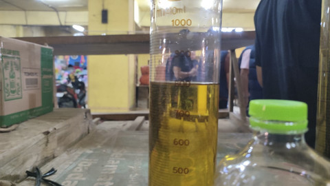 MinyaKita 1 liter hanya terisi 800 mililiter. Foto: Rachmadi Rasyad/kumparan