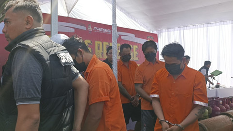 Para tersangka kasus pengoplosan LPG di Banjar Griya Kutri, Bali, Selasa (11/3/2025). Foto: Denita BR Matondang/kumparan