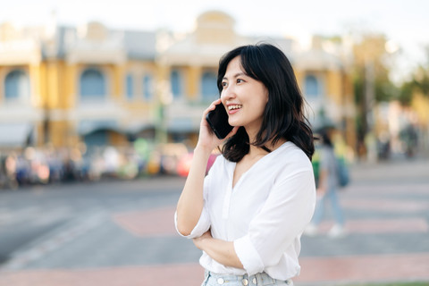 Ilustrasi perempuan menelepon.Foto: Shutterstock