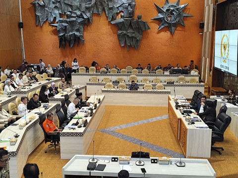 Suasana Raker Komisi V DPR dengan Menteri Perhubungan, Menteri Pekerjaan Umum, Kepala BMKG dan Kepala BNPP/Basarnas membahas persiapan penanganan arus mudik lebaran 2025 di Kompleks Parlemen, Selasa (11/3/2025). Foto: Luthfi Humam/kumparan