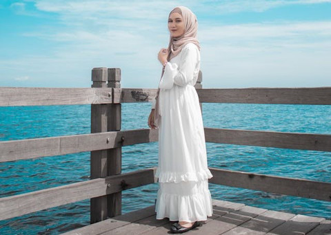 Ilustrasi rekomendasi outfit bukber putih. Foto: Pexels/Rifki Atalla