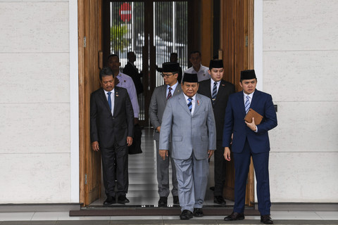 Presiden Prabowo didampingi Menlu Sugiono, Menteri KP Sakti Wahyu Trenggono, Seskab Teddy Indra Wijaya bersiap mengantar Sekjen Partai Komunis Vietnam To Lam dan Istrinya Ngo Phu'o'ng Ly di Pangkalan Udara TNI AU Halim Perdanakusuma, (11/3/2025). Foto: Galih Pradipta/ANTARA FOTO