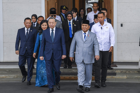 Presiden Prabowo Subianto bersama Sekjen Partai Komunis Vietnam To Lam dan Istrinya Ngo Phu'o'ng Ly sebelum meninggalkan Indonesia dari Pangkalan Udara TNI AU Halim Perdanakusuma di Jakarta, Selasa (11/3/2025). Foto: Galih Pradipta/ANTARA FOTO