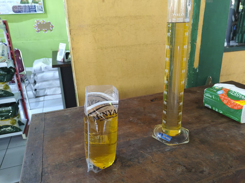 Pengecekan takaran Minyakkita di Pasar Beringharjo, Selasa (11/3/2025). Foto: Arfiansyah Panji Purnandaru/kumparan